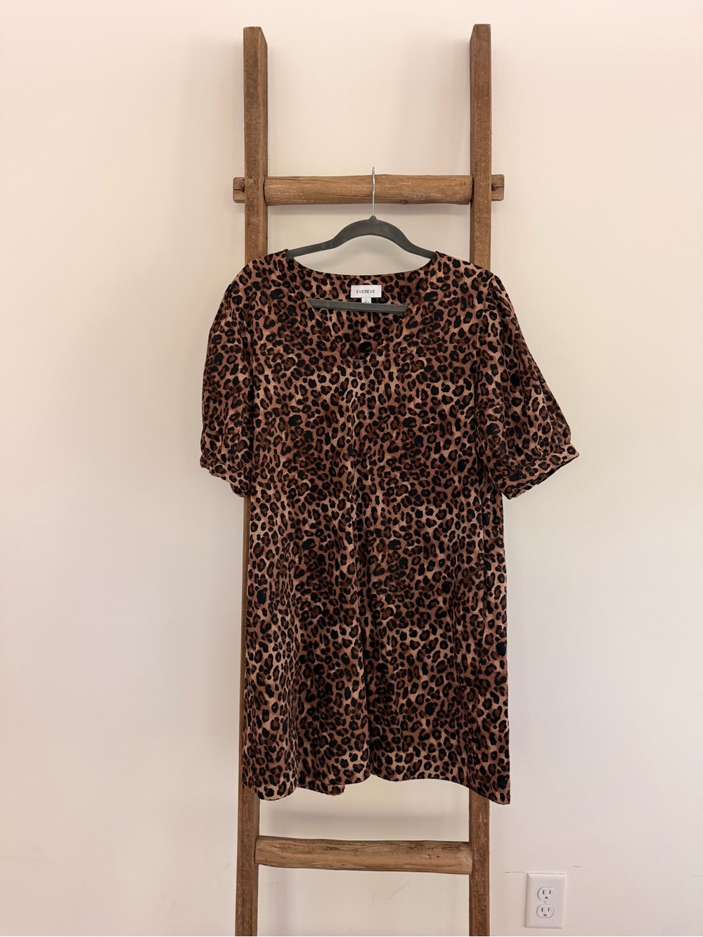 Evereve Leopard Print Short Sleeve Shift Dress with pockets